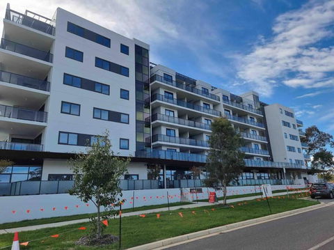 Gungahlin Center-1 Bedroom New Stylish Unit - Hotel Gold Coast 0