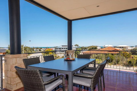 Happy Daze - Hotel Gold Coast 3
