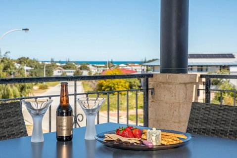 Happy Daze - Hotel Gold Coast 2