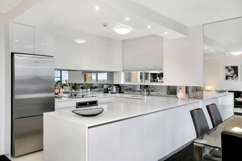 HARIS - Modern 2BR Apartment With Views - Hotel Gold Coast 1