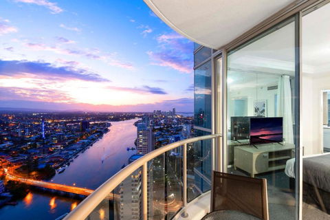 HIGH FLOOR GUARANTEE - 3 Bedroom Plus Study Apartments At Chevron Renaissance - Self Contained & Privately Managed - Wow Stay - Hotel Gold Coast 0