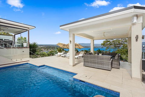 HEATed Pool, Lake & Beach, Luxury 5 B/R House - Hotel Gold Coast 0