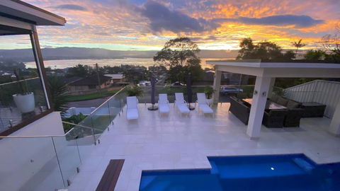 HEATed Pool, Lake & Beach, Luxury 5 B/R House - Hotel Gold Coast 1