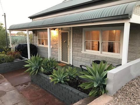 HILLSIDE HAVEN CHARMING C1920 COTTAGE Pet Friendly Sleeps 1 - 6 - Hotel Gold Coast 2