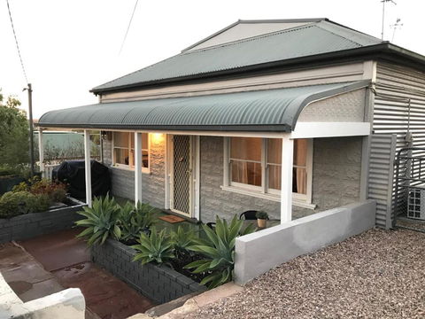 HILLSIDE HAVEN CHARMING C1920 COTTAGE Pet Friendly Sleeps 1 - 6 - Hotel Gold Coast 0