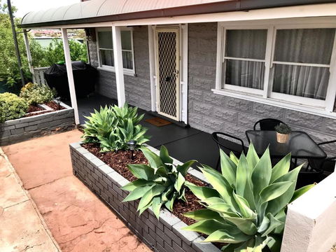 HILLSIDE HAVEN CHARMING C1920 COTTAGE Pet Friendly Sleeps 1 - 6 - Hotel Gold Coast 1