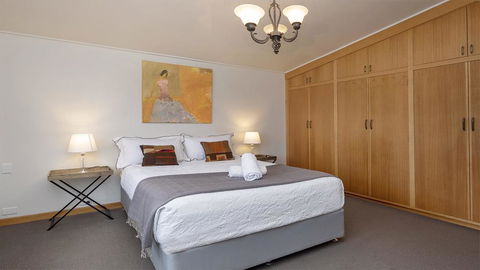 Alpine House - Views Over Lake Jindabyne And The Snowy Mountains - Hotel Gold Coast 3