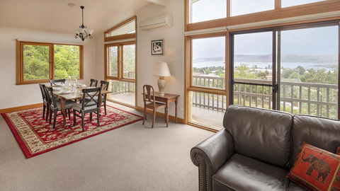 Alpine House - Views Over Lake Jindabyne And The Snowy Mountains - Hotel Gold Coast 1