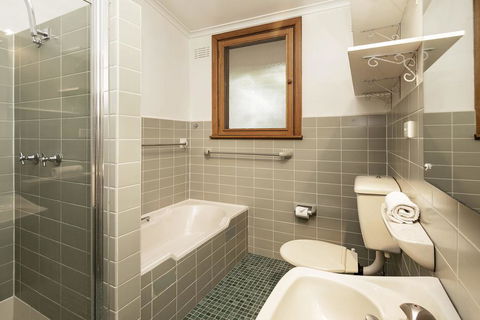 Alpine House - Views Over Lake Jindabyne And The Snowy Mountains - Hotel Gold Coast 2