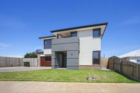 Alyxia Escape 15 - Hotel Gold Coast 1