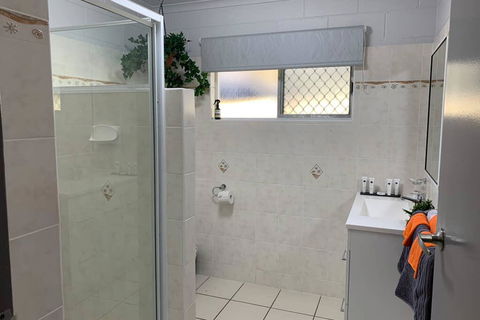 Andergrove Home With A Garden View-Wi-fi & Netflix - Hotel Gold Coast 3