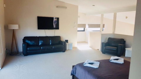 Architecturally Designed Beach House - Hotel Gold Coast 3