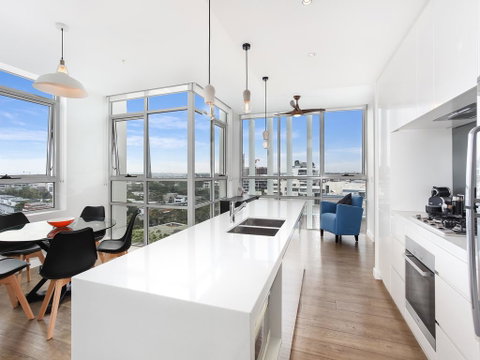 As The Sun Sets - Modern And Spacious 2BR Zetland Apartment Facing The Setting Sun - Hotel Gold Coast 2