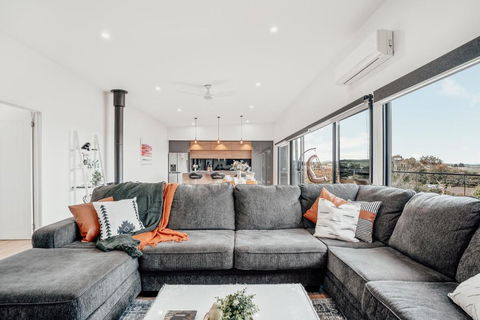 Luxurious Hobart Holiday Home With Stunning Bay Views - Affordable, Family-Friendly, And Stylish - Hotel Gold Coast 0