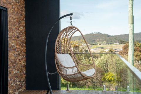 Luxurious Hobart Holiday Home With Stunning Bay Views - Affordable, Family-Friendly, And Stylish - Hotel Gold Coast 1