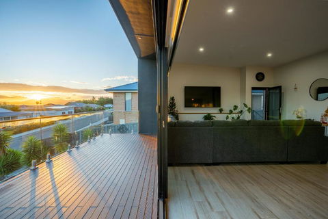 Luxurious Hobart Holiday Home With Stunning Bay Views - Affordable, Family-Friendly, And Stylish - Hotel Gold Coast 3