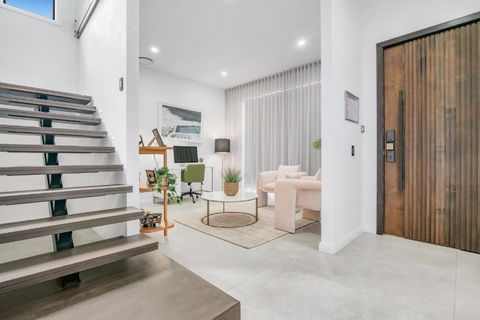 Luxurious Lakeside Oasis - Hotel Gold Coast 1