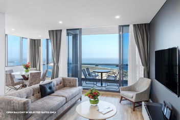Meriton Suites Southport with Hotel Gold Coast