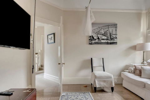 Mesmerising 3BR Home Cinema Room Spa Bath - Hotel Gold Coast 3