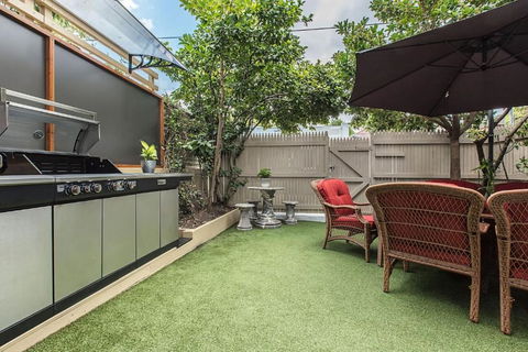 Mesmerising 3BR Home Cinema Room Spa Bath - Hotel Gold Coast 0