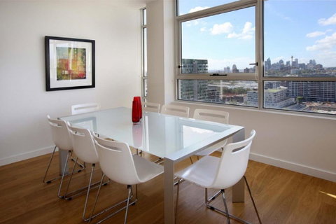 Moore To See - Modern And Spacious 3BR Zetland Apartment With Views Over Moore Park - Hotel Gold Coast 1