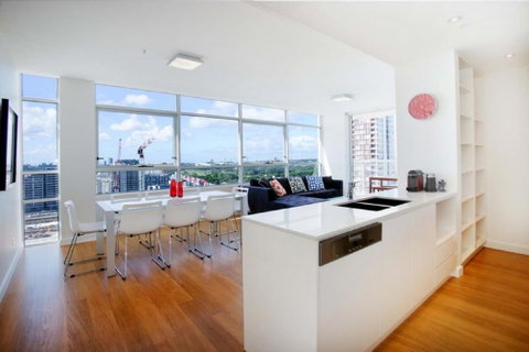 Moore To See - Modern And Spacious 3BR Zetland Apartment With Views Over Moore Park - Hotel Gold Coast 3