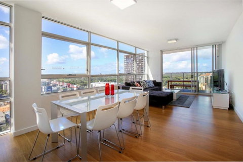 Moore To See - Modern And Spacious 3BR Zetland Apartment With Views Over Moore Park - Hotel Gold Coast 0