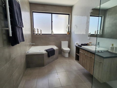 Minutes To The Beach! King Bed With TV, Spa Bath - Hotel Gold Coast 1