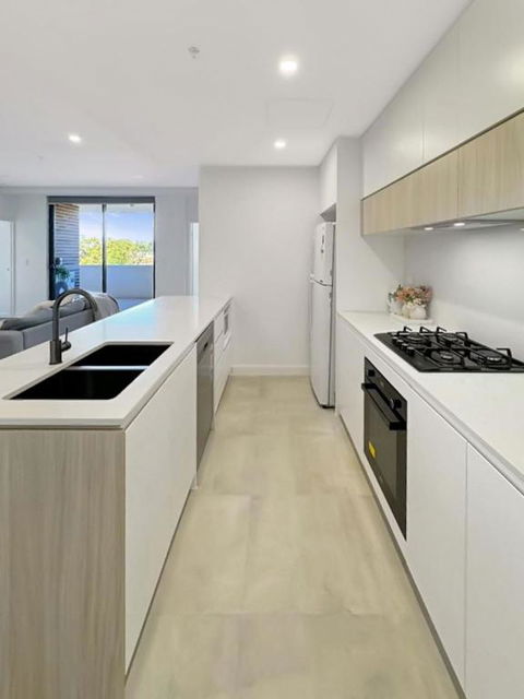 Modern 2BR Suite With Balcony & Parking Near Airport - Hotel Gold Coast 1