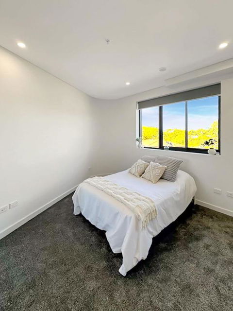 Modern 2BR Suite With Balcony & Parking Near Airport - Hotel Gold Coast 2