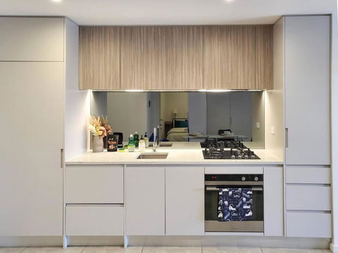 Modern Elegance: 2 Bedroom Oasis W/ Free Parking - Hotel Gold Coast 1