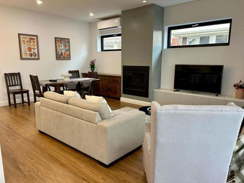 Modern Home - Gr8 4 Groups - Hotel Gold Coast 0