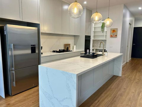 Modern Home - Gr8 4 Groups - Hotel Gold Coast 1
