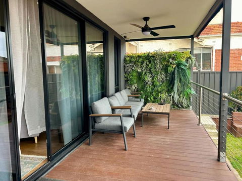Modern Home - Gr8 4 Groups - Hotel Gold Coast 2