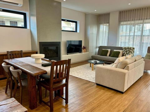 Modern Home - Gr8 4 Groups - Hotel Gold Coast 3