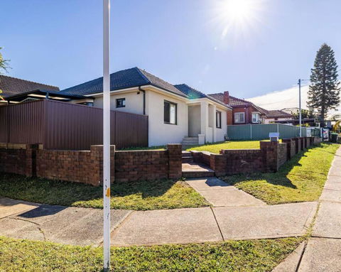 Modern Home In The Heart Of Bankstown - Hotel Gold Coast 3