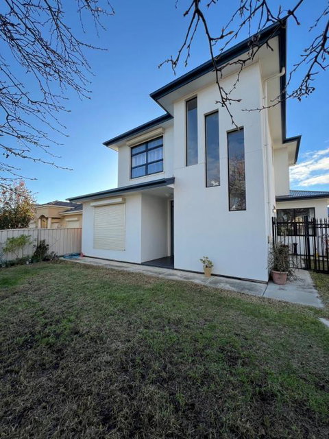 Modern House Between Airport And Sea - Hotel Gold Coast 3