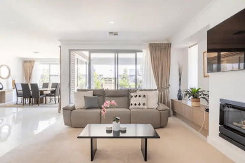 Modern Mansion In Lightsview By Host Solutions - Hotel Gold Coast 2