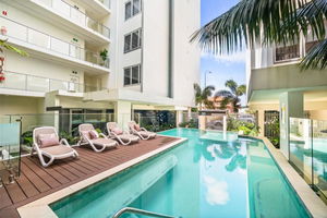 Modern Palm Beach Retreat with Parking Pool & Gym