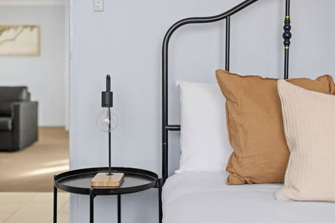 Modern Private Double Room - Central Spot At Liverpool - Shared Bathroom - Hotel Gold Coast 3