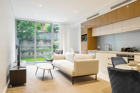 Modern Urban Retreat 1BR Apt Near Chatswood - Hotel Gold Coast 0