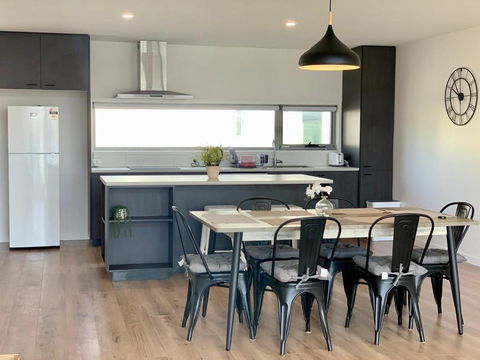 Modern Villa With Water View - Hotel Gold Coast 1