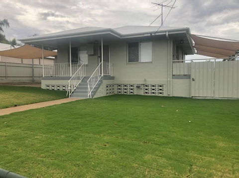 Mt Isa - Emerald Gem 3 Bedroom Home QUIET AREA - Hotel Gold Coast 0