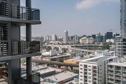 NEW Centrally Located High Level Studio Apartment - Hotel Gold Coast 0