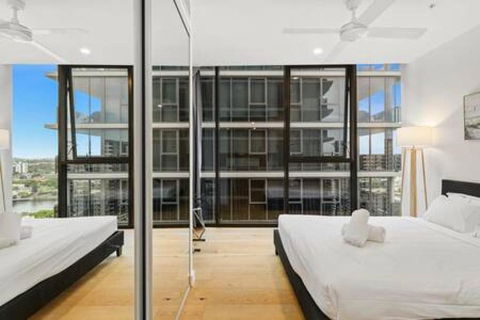 NEW Centrally Located High Level Studio Apartment - Hotel Gold Coast 1