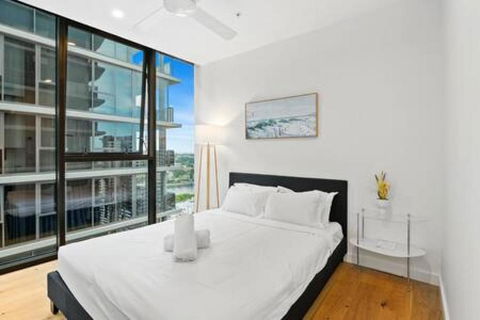 NEW Centrally Located High Level Studio Apartment - Hotel Gold Coast 3