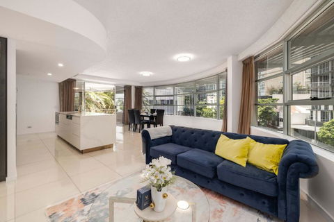 Newly Renovated 3BR Apartment 2 Parking Spaces Pool Gym City Views Walk To Shops - Hotel Gold Coast 0