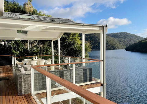 NINE At Berowra Waters, Luxury Waterfront With Hot Tub - Hotel Gold Coast 0
