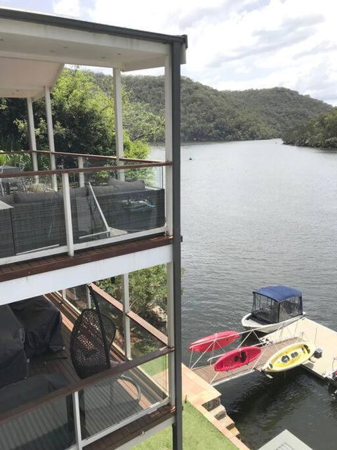 NINE At Berowra Waters, Luxury Waterfront With Hot Tub - Hotel Gold Coast 3