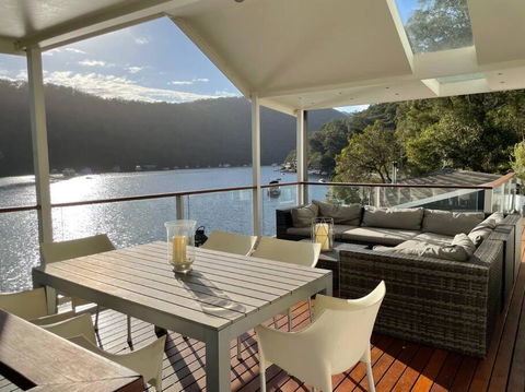 NINE At Berowra Waters, Luxury Waterfront With Hot Tub - Hotel Gold Coast 1